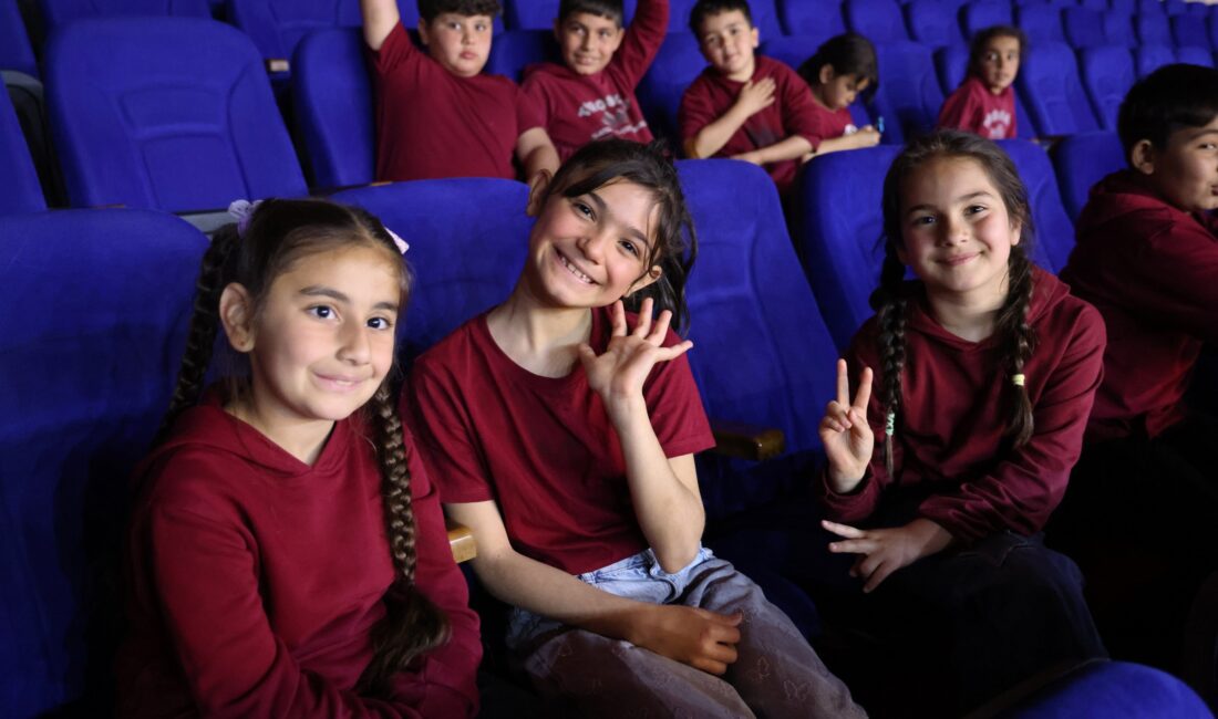 TOROSLAR’DA ÇOCUKLARA “TEKNOLOJİ BAĞIMLILIĞI” TİYATROYLA ANLATILDI Günümüzde çocuklar arasında hızla yaygınlaşan internet kullanımı ve dijital oyunlara