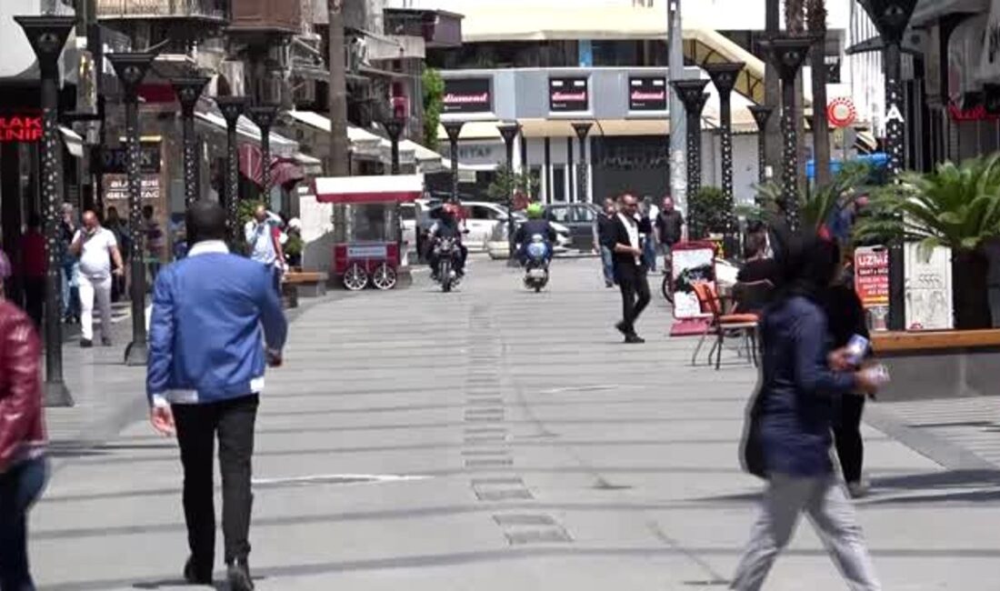 Mersin çarşısında kalabalığın en yoğun olduğu saatlerde vatandaşa uzatılan mikrofon,