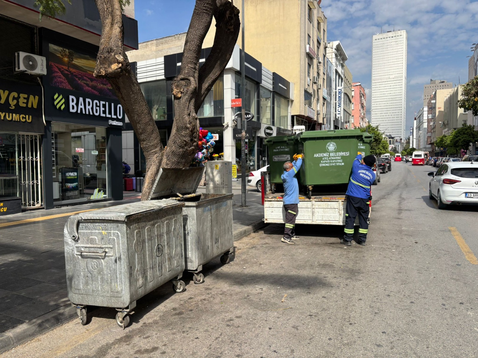 Mersin’in Kent Merkezinde Çöp Konteynerleri Yenileniyor