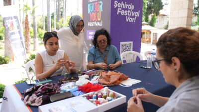 Renkli iplikler, ince işçilikle şekillenen motifler ve geleneksel el emeğinin