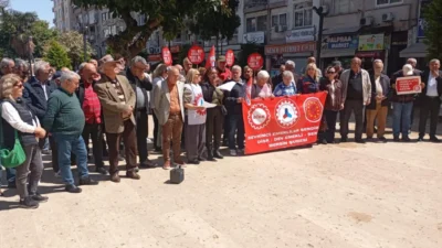 Devrimci Emekliler Sendikası Mersin Şubesi Özgür Çocuk Parkı’nda basın açıklamasında