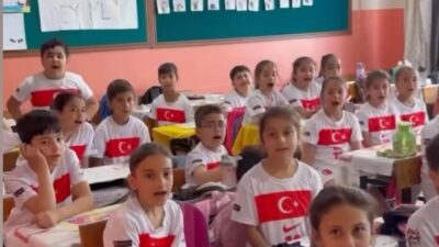 Mersin‘in Tarsus ilçesindeki bir ilkokulda yaklaşık 400 öğrenci, sırtlarında “Arda”