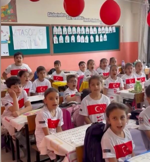 Mersin‘in Tarsus ilçesindeki bir ilkokulda yaklaşık 400 öğrenci, sırtlarında “Arda”