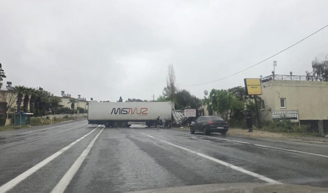 Mersin’in Bozyazı ilçesinde yağışlı havada kontrolden çıkan tırın karşı şeride