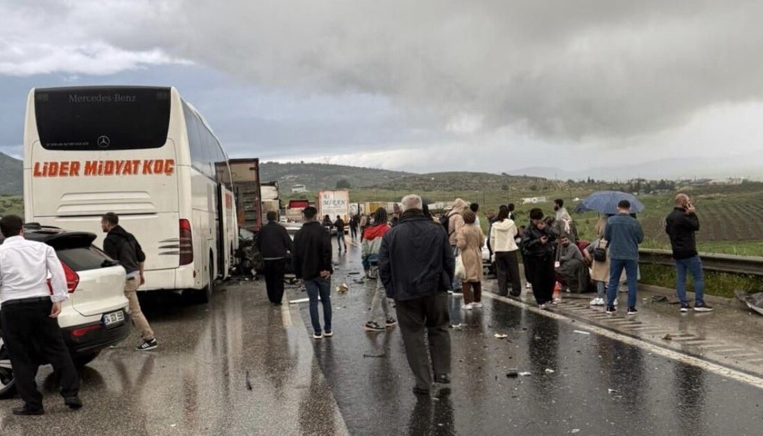 Tarsus-Adana-Gaziantep Otoyolu’nda yoğun yağışın etkisiyle çok sayıda aracın karıştığı zincirleme trafik