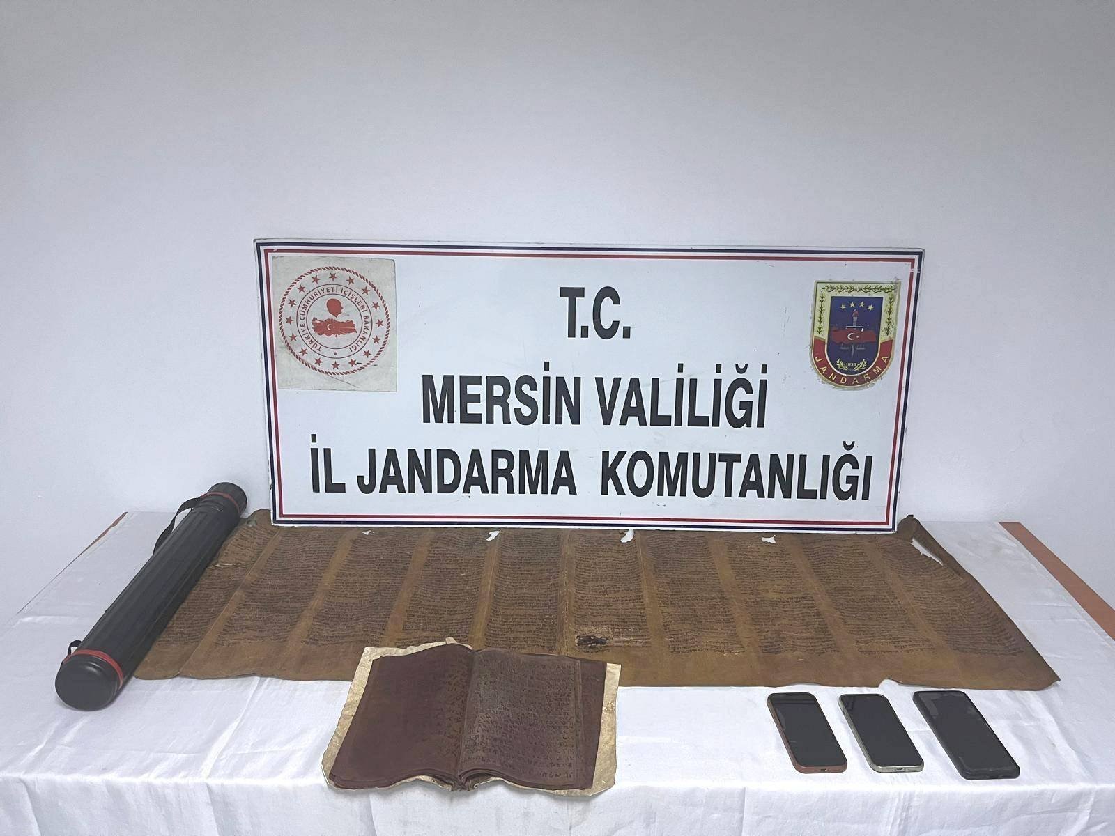 Mersin’de tarihi eser operasyonu: Tevrat ve el yazması eser ele geçirildi