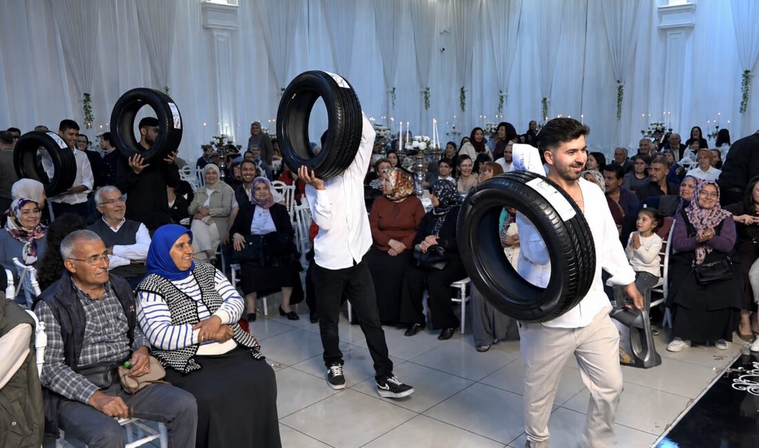 Mersin’de düzenlenen bir düğünde damada arkadaşları tarafından takılan 4 araç