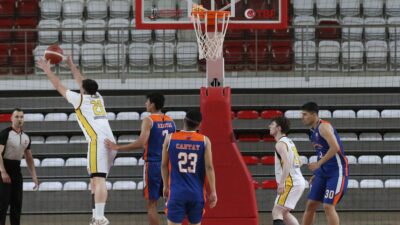 Sivas’ta Pazartesi günü başlayan U-18 Erkekler Türkiye Basketbol Şampiyonası, üçüncü