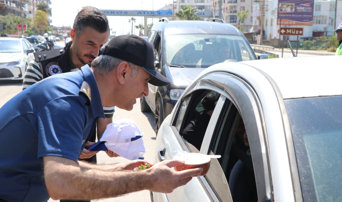 Mersin’in Silifke ilçesinde trafik uygulamasında sürücülere ilçenin tescilli yoğurt ve