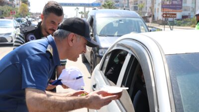Mersin’in Silifke ilçesinde trafik uygulamasında sürücülere ilçenin tescilli yoğurt ve