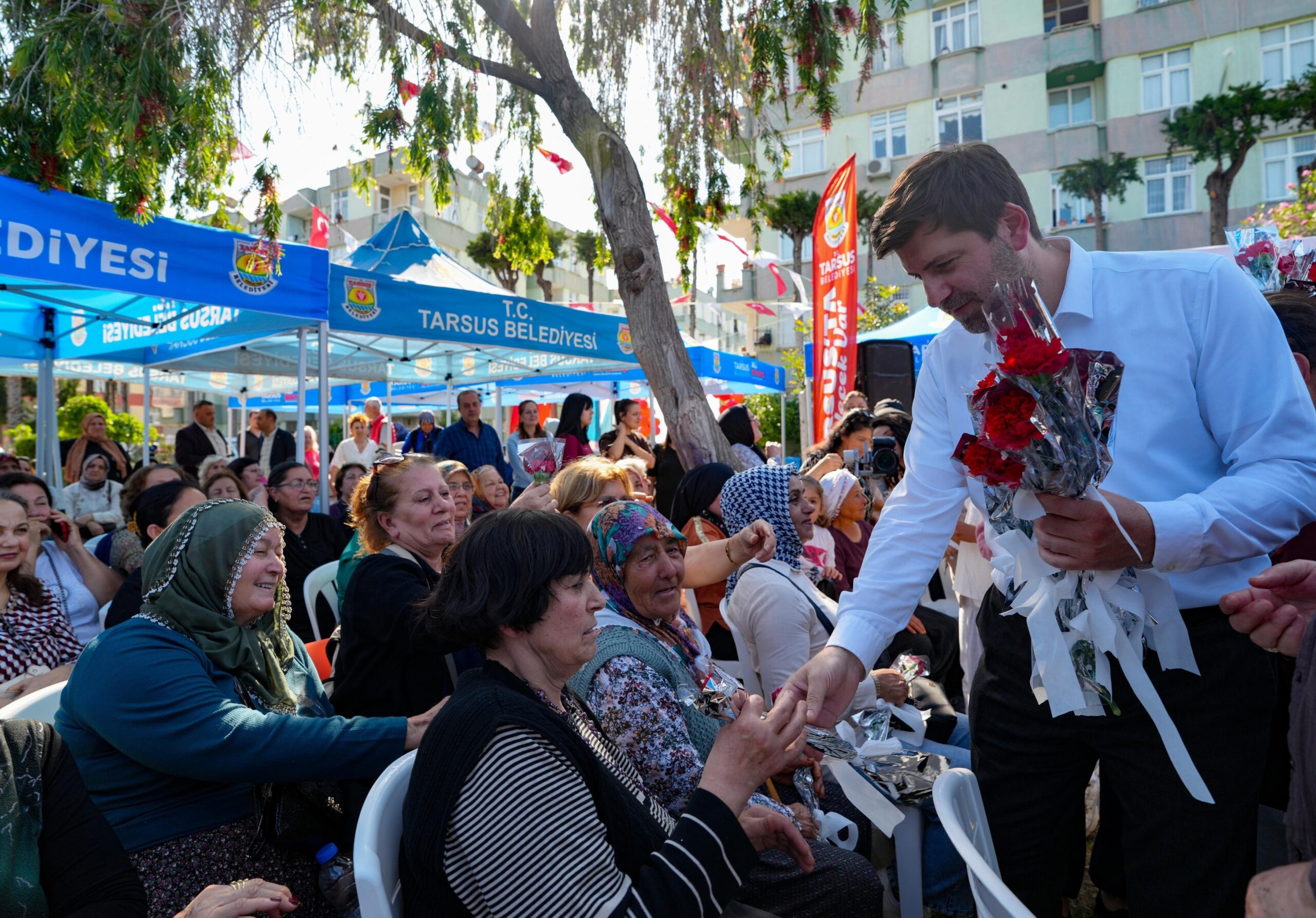 Tarsus’ta Anneler Günü coşkusu: Anneler ve çocuklar aynı sahnedeydi