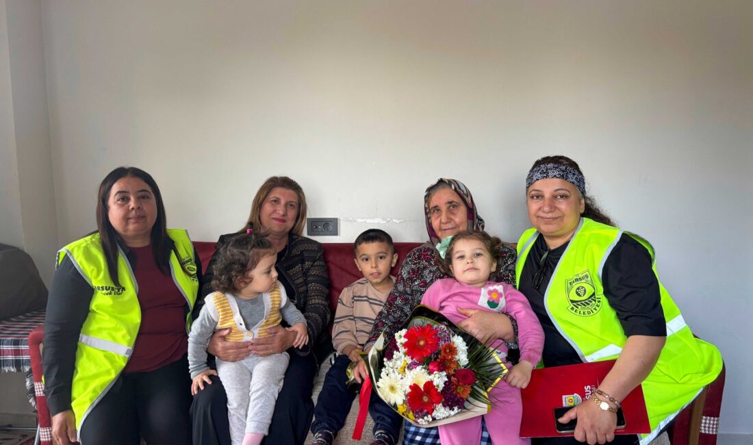 Tarsus’ta şehit anneleri Anneler Günü’nde unutulmadı Tarsus Belediyesi ekipleri, Anneler Günü dolayısıyla şehit annelerine çiçek takdim
