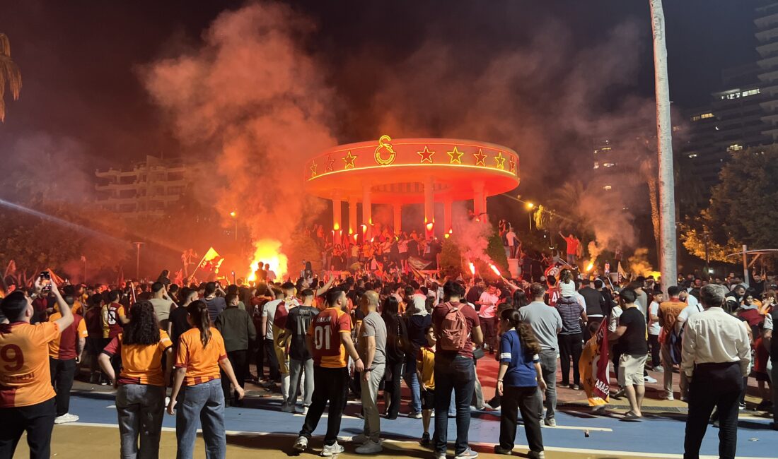 Galatasaray’ın şampiyonluğu Mersin‘de coşkuyla kutlanırken, taraftarlar araç konvoyu yaparak şehir turu