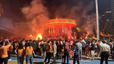 Galatasaray’ın şampiyonluğu Mersin‘de coşkuyla kutlanırken, taraftarlar araç konvoyu yaparak şehir turu