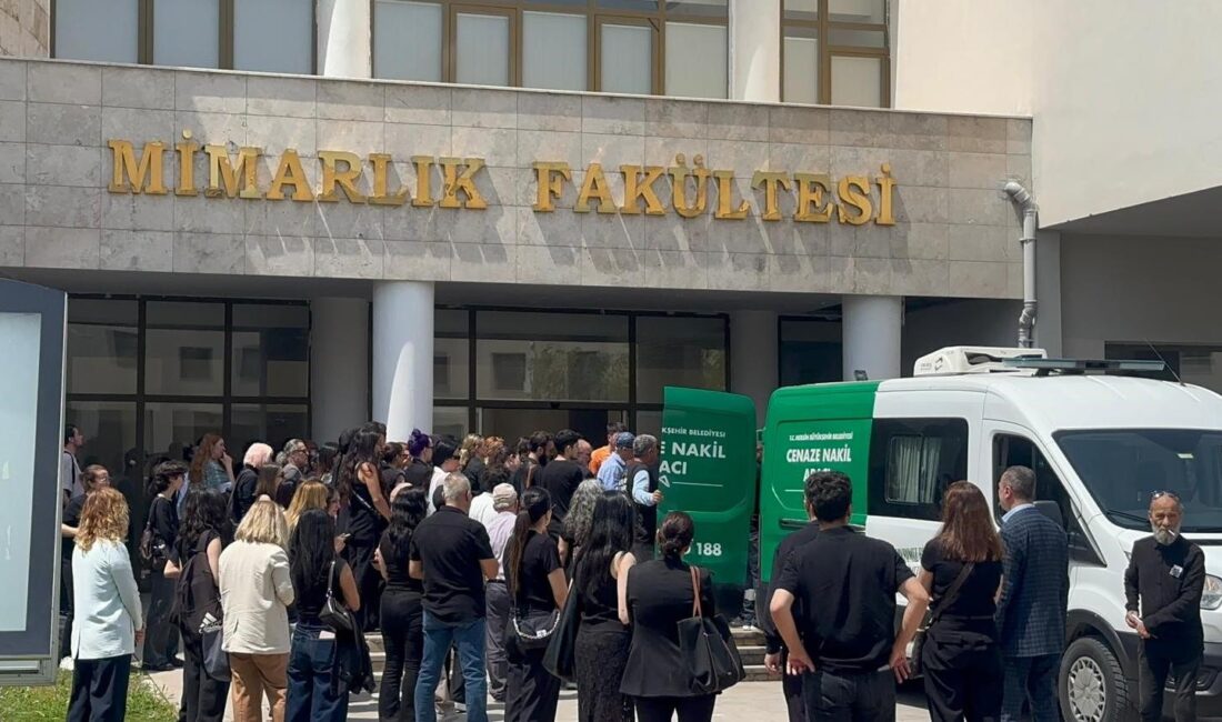 Mersin Üniversitesi Güzel Sanatlar Fakültesi öğretim elemanlarından Öğr. Gör. Juan Botella