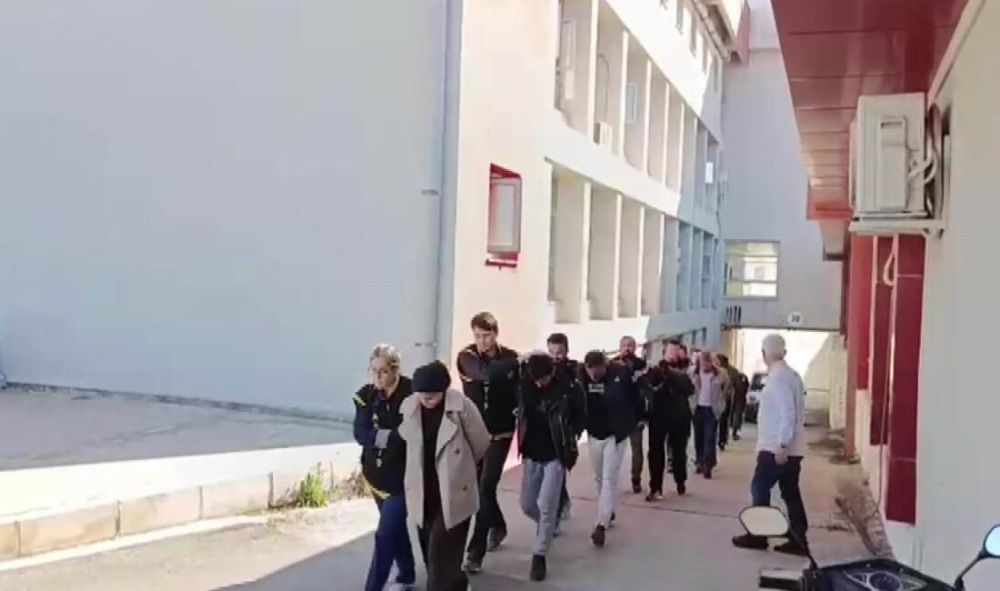 Adana’da kendilerini hakim, savcı ve polis olarak tanıtıp 14 milyon