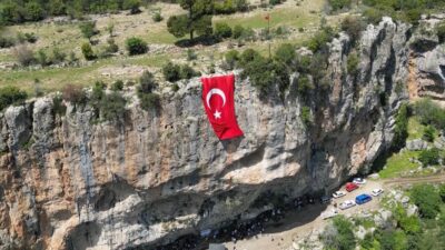 Mersin’in Erdemli ilçesinin kırsalında yer alan Aserin Kayası eşsiz manzarasıyla
