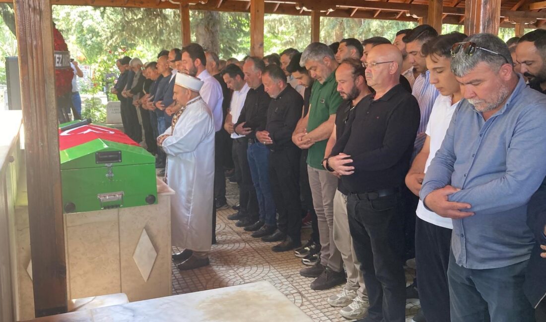 Girdiği denizde hayatını kaybeden genç hakem son yolculuğuna uğurlandı Bartın’ın Amasra ilçesinde dalış yaparken hayatını kaybeden genç hakem memleketi Mersin‘in