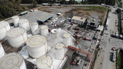 Mersin‘de bir yağ fabrikasında çıkan yangın dron ile görüntülendi. Fabrikadan