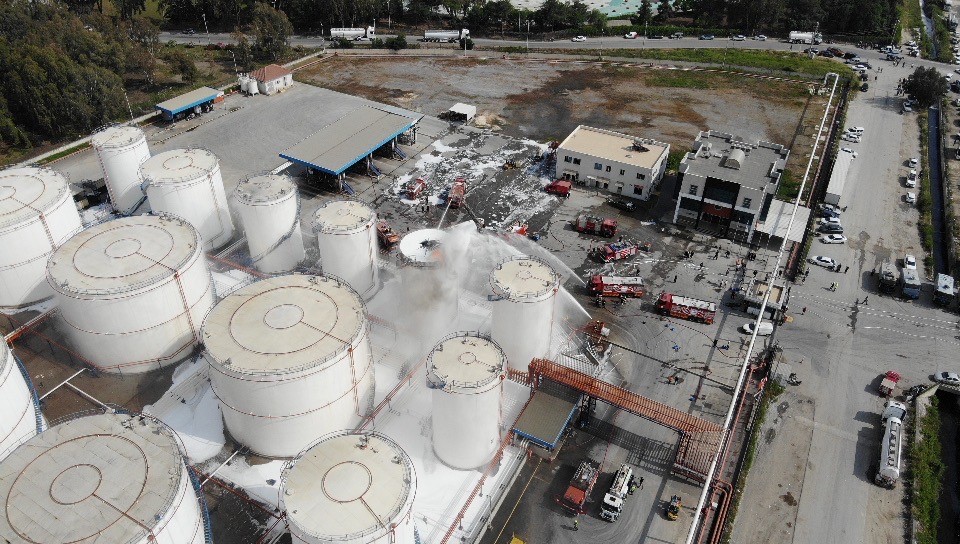 Mersin’de yağ fabrikasındaki yangın havadan görüntülendi Mersin‘de bir yağ fabrikasında çıkan yangın dron ile görüntülendi. Fabrikadan