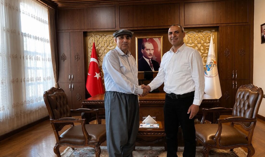 Silifke Kaymakamı Aslaner şalvar giyip kasket taktı, çiftçilerin gününü kutladı Silifke Kaymakamı Abdullah Aslaner, Dünya Çiftçiler Günü kapsamında kendisine hediye