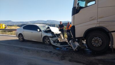 Mersin’in Mut ilçesinde tır ile otomobilin kafa kafaya çarpışması sonucu