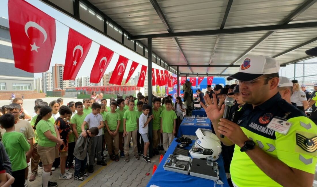 Mersin İl Jandarma Komutanlığı ekipleri, Mezitli ilçesindeki bir ilkokulda öğrencilere yönelik