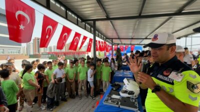 Mersin İl Jandarma Komutanlığı ekipleri, Mezitli ilçesindeki bir ilkokulda öğrencilere yönelik