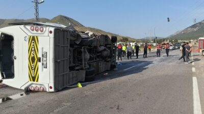 Mersin’in Silifke ilçesinde Rusya uyruklu öğrencileri taşıyan okul servisinin devrilmesi