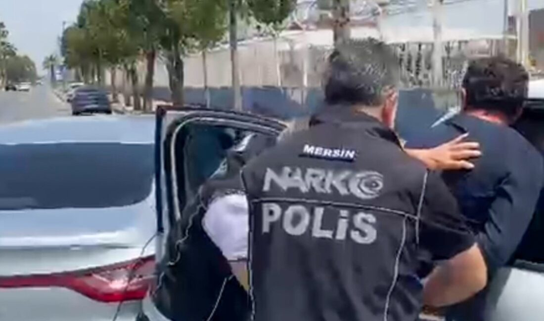 Mersin’de narkotik ekiplerinin teknik ve fiziki takibe aldığı bir araçta