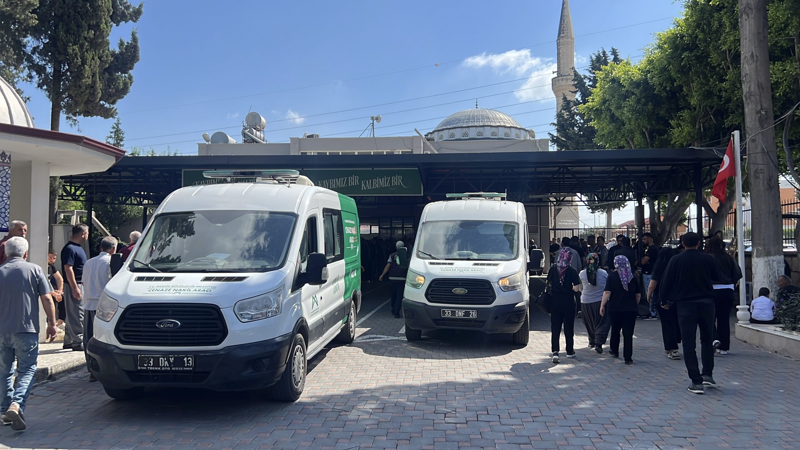 Mersin’deki vahşette hayatını kaybedenler son yolculuğuna uğurlanıyor