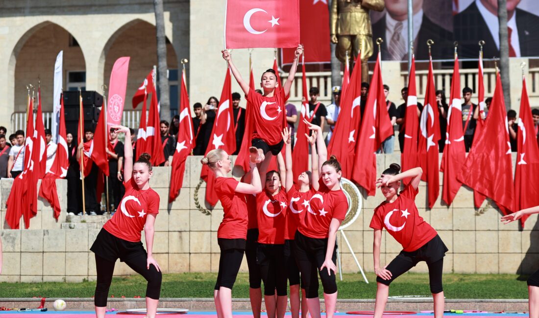 Mersin’de Gençlik Bayramı renkli gösterilerle kutlandı Mersin’de 19 Mayıs Atatürk’ü Anma, Gençlik ve Spor Bayramı düzenlenen