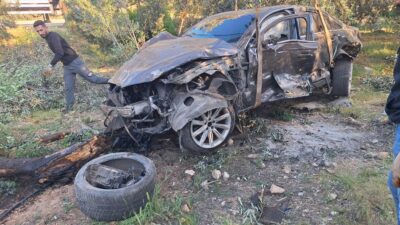 Mersin’in Mut ilçesinde sürücüsünün direksiyon hakimiyetini kaybettiği otomobil bariyerlere çarpıp