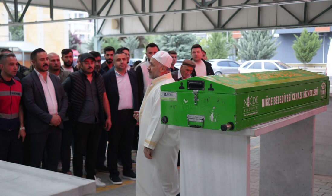 Mersin’de öldürülen tır şoförü Niğde’de toprağa verildi Mersin’deki silahlı saldırıda hayatını kaybeden tır şoförü Gökay Seyfioğlu, memleketi