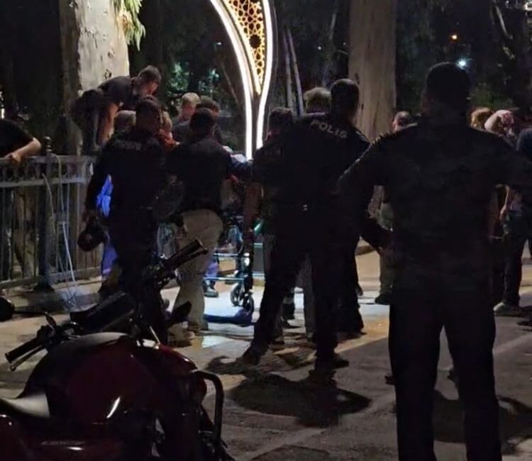 Göksu’da sürüklenen şahıs hayatını kaybetti Mersin’in Silifke ilçesinde ırmakta sürüklenen şahıs ekiplerce sudan çıkarılırken, hayatını