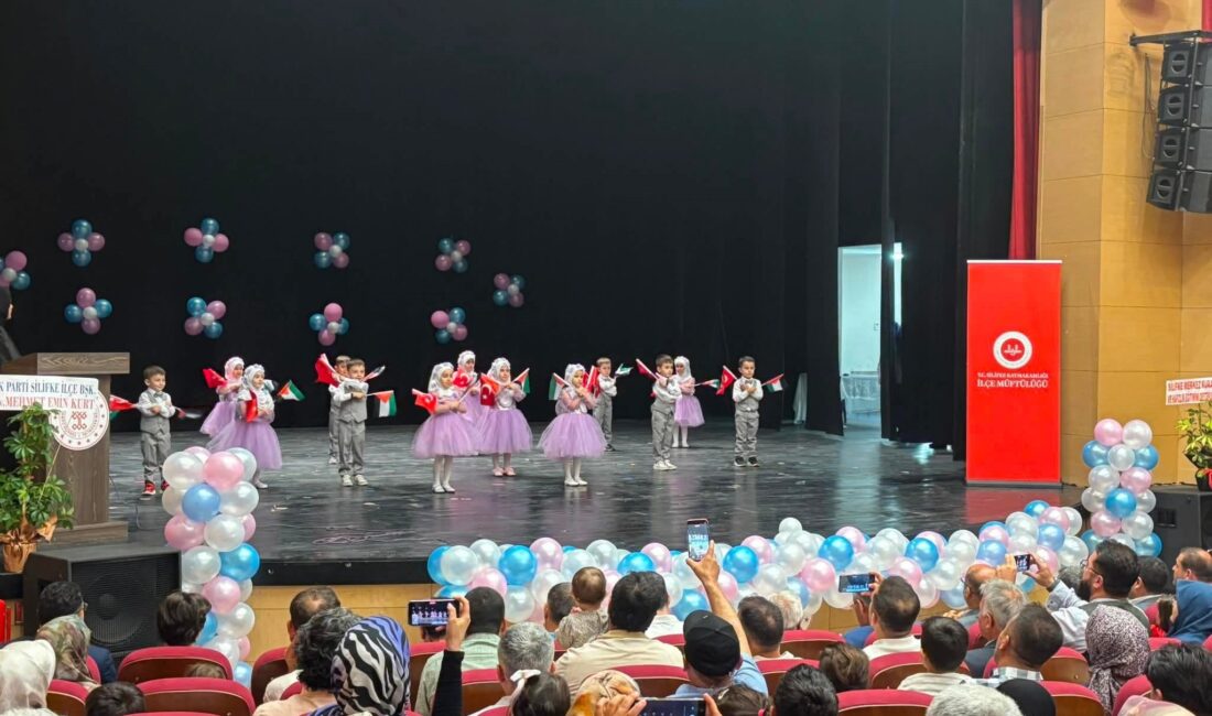 Mersin’de miniklerin sahne performansı ilgiyle izlendi Mersin’in Silifke ilçesinde minik öğrencilerin sahne performansları ilgiyle izlendi, büyük