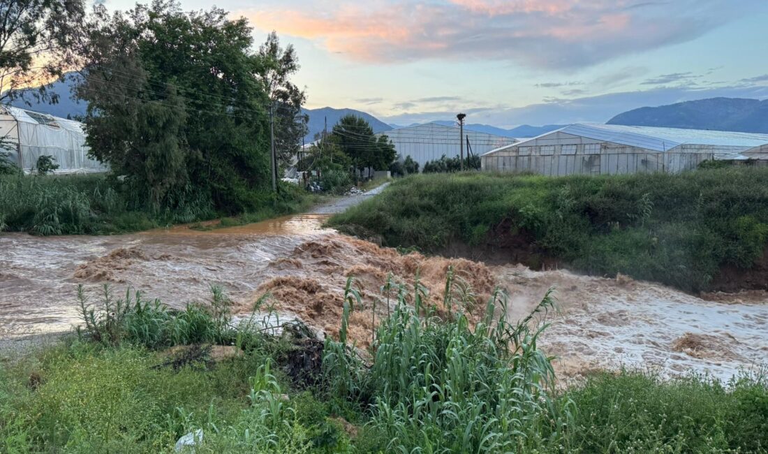 Sel suları yolu aştı, bahçeler sular altında kaldı Mersin genelinde yağışlı hava etkili oldu. Anamur ilçesinde sel suları mahalle