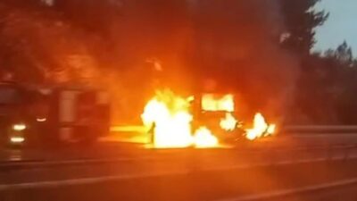 Mersin’in Tarsus ilçesinde yolcu otobüsü alev alev yandı. Yangın, Tarsus-Pozantı