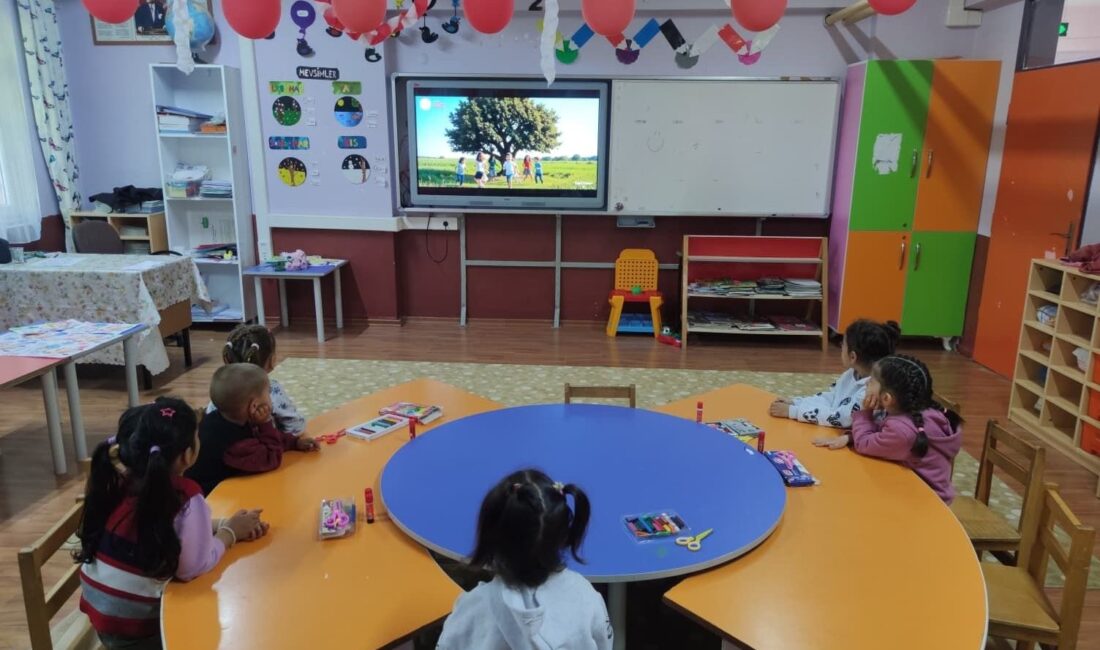 Mersin’de okullarda ilk ders ‘Yeşil Vatan’ oldu Mersin genelindeki okullarda çevre bilincinin geliştirilmesi, doğa sevgisinin güçlendirilmesi ve