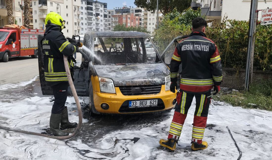 Mersin‘in Silifke ilçesinde hafif ticari araç alev alev yanarak kullanılamaz