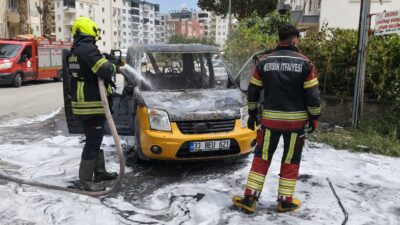 Mersin‘in Silifke ilçesinde hafif ticari araç alev alev yanarak kullanılamaz