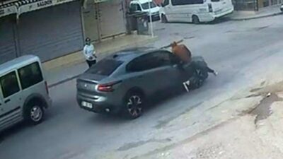 Mersin’in Tarsus ilçesinde yakınlarına el sallayıp karşıya hızla geçmeye çalışan