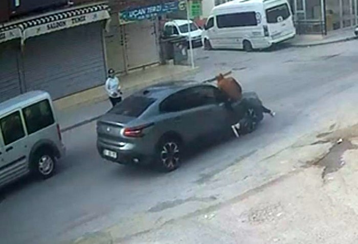 El sallayıp karşıya geçmek isterken otomobil çarptı Mersin’in Tarsus ilçesinde yakınlarına el sallayıp karşıya hızla geçmeye çalışan