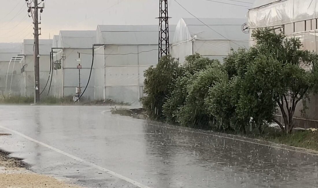 Mersin’de meteorolojinin uyarısı sonrası yağış etkili oluyor Meteorolojinin yaptığı kuvvetli yağış uyarısının ardından Mersin’in Erdemli ilçesinde beklenen sağanak