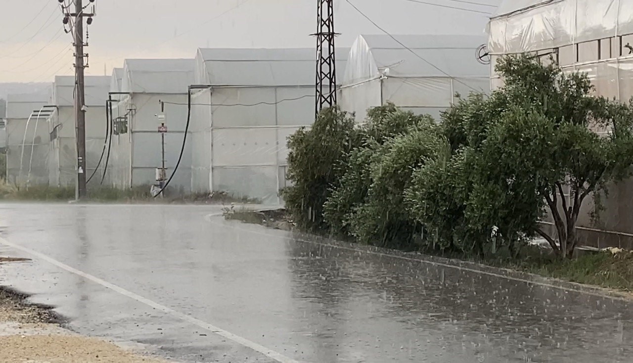 Mersin’de meteorolojinin uyarısı sonrası yağış etkili oluyor
