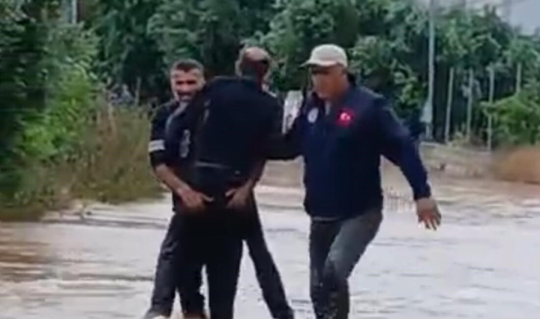 Meteorolojinin kuvvetli yağış uyarısında bulunduğu Mersin’de yolun karşısına geçmeye çalışırken