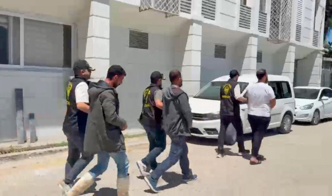 Mersin’de kendilerini polis olarak tanıtıp vatandaşları dolandırdığı belirlenen 8 şüpheli