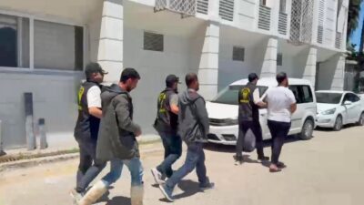 Mersin’de kendilerini polis olarak tanıtıp vatandaşları dolandırdığı belirlenen 8 şüpheli