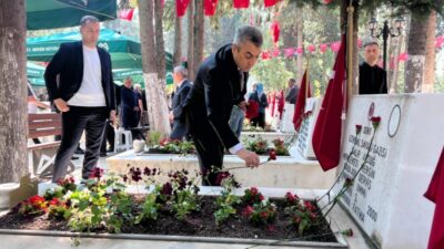 Mersin’de bayramda şehitlik unutulmadı Mersin’de Kurban Bayramı dolayısıyla düzenlenen programlarda kent protokolü şehitliği ziyaret