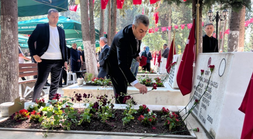 Mersin’de bayramda şehitlik unutulmadı Mersin’de Kurban Bayramı dolayısıyla düzenlenen programlarda kent protokolü şehitliği ziyaret